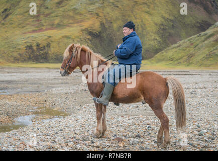 Porträt der isländische Farmer auf seinem Pferd, Landmannalaugar Central Highlands, Island Stockfoto