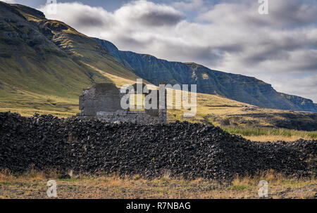 Alte steinerne Ruinen einer Amerikanischen und Britischen WWII naval Installation, Hvitanes, Hvalfjordur Island. Stockfoto