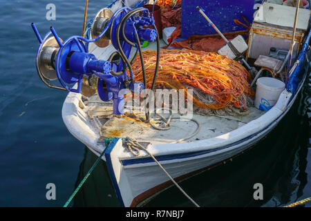 Kleines Fischerboot an einer Pier in Kavala Hafen Pier, Osten Mazedonien, Griechenland Stockfoto