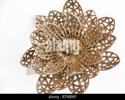 Aufnahme einer goldenen Blume Dekoration allgemein verwendete Weihnachtsbäume zu schmücken Stockfoto