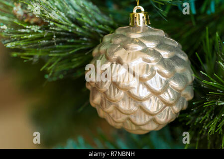 Nahaufnahme eines Weihnachten Dekoration Schmuck am Weihnachtsbaum Hängen Stockfoto