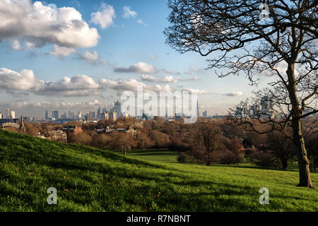 Die dramatische Skyline von London aus gesehen in der Nähe der Gipfel der Primrose Hill in Camden Town, nördlich von London in der Nähe des Regents Park im Herbst Licht Stockfoto