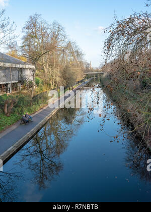 Einen ruhigen Herbst Nachmittag mit Blick auf den Regents Kanal aus dem Primrose Hill Brücke zwischen dem Regents Park mit Camden und St Johns Wood Stockfoto