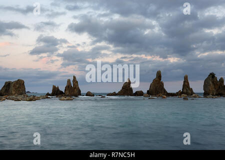 Dawn bei Hashi-gui-iwa Felsen, Küste, Kushimoto, Präfektur Wakayama, Japan. Stockfoto