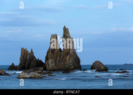 Dawn bei Hashi-gui-iwa Felsen, Küste, Kushimoto, Präfektur Wakayama, Japan. Stockfoto