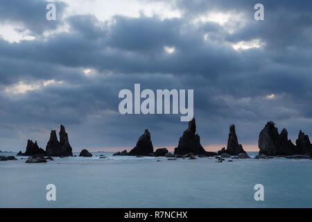 Dawn bei Hashi-gui-iwa Felsen, Küste, Kushimoto, Präfektur Wakayama, Japan. Stockfoto