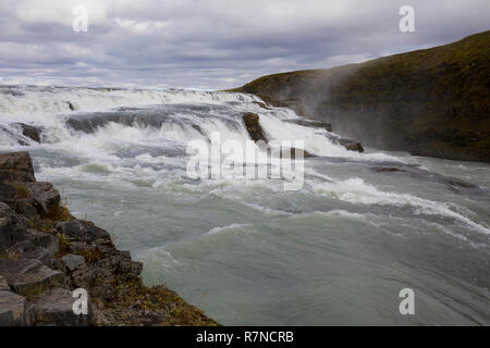 Gullfoss, "goldener Wasserfall", Wasserfall des Flusses Hvítá im Haukadalur im Süden von Island, Stomschnellen. 'Golden fällt', Wasserfall, Island Stockfoto