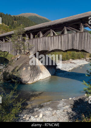 Hölzerne Brücke, Fluss Inn in gesendeten Sur En, Scuol, Engadin, Graubünden, Schweiz Stockfoto