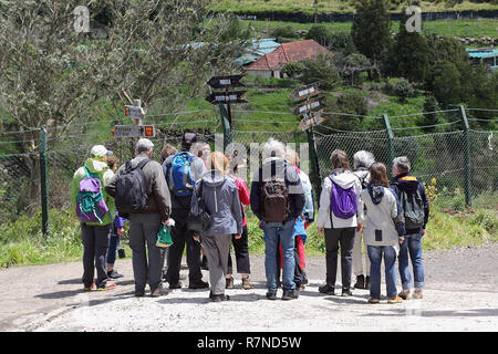 Wandern Gruppe beim Wegweiser zum Portela auf Madeira Stockfoto