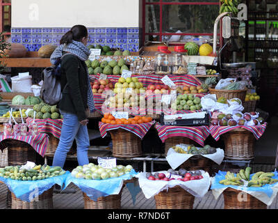 Obst auf dem Bauernmarkt in Funchal Abschaltdruck Stockfoto