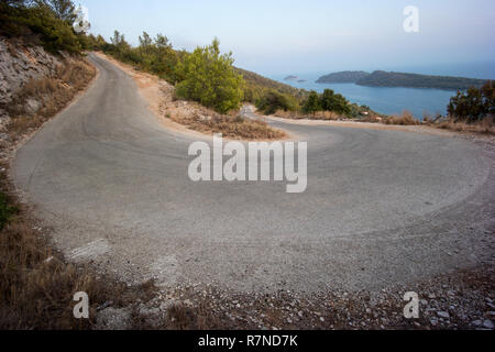 S Bend, big Haarnadelkurve auf einer Küstenstraße Stockfoto