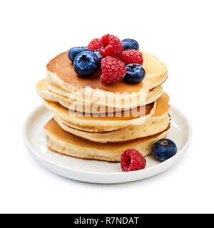 Leckere hausgemachte Pfannkuchen mit Beeren auf weißem Hintergrund Stockfoto