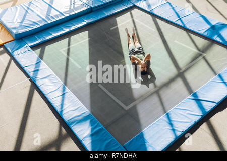 Man hatte eine schlechte fallen. harte Landung verursacht verletzt Stockfoto