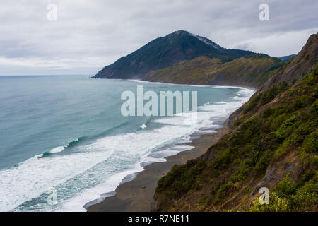 Wunderschöne Landschaft schoss der Oregon Küste entlang der südlichen Küste mit einem schwarzen Sandstrand und einige erstaunliche schroffen Klippen oberhalb des Pacific Oce Stockfoto