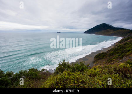 Wunderschöne Landschaft schoss der Oregon Küste entlang der südlichen Küste mit einem schwarzen Sandstrand und einige erstaunliche schroffen Klippen oberhalb des Pacific Oce Stockfoto