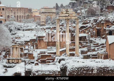 Gefrorene Rom. Blick auf das Forum Romanum und das Kolosseum antike Ruinen von Schnee bedeckt, ein sehr seltenes Ereignis in der Stadt Stockfoto