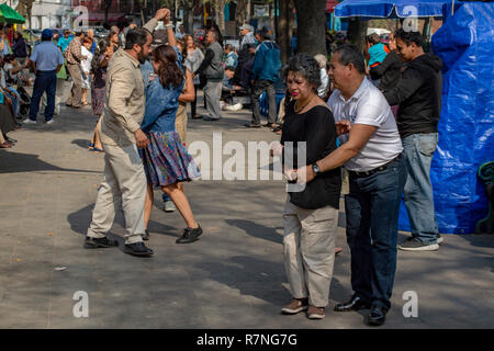 Paare Salsa tanzen in Alameda Park in Mexiko City, Mexiko Stockfoto