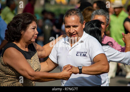 Ein paar Salsa tanzen in Alameda Park in Mexiko City, Mexiko Stockfoto