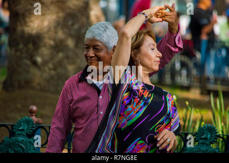 Ein paar Salsa tanzen in Alameda Park in Mexiko City, Mexiko Stockfoto