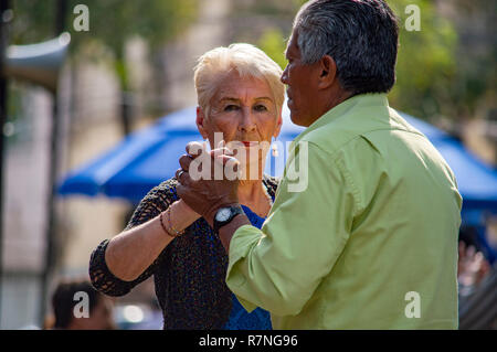 Ein paar Salsa tanzen in Alameda Park in Mexiko City, Mexiko Stockfoto