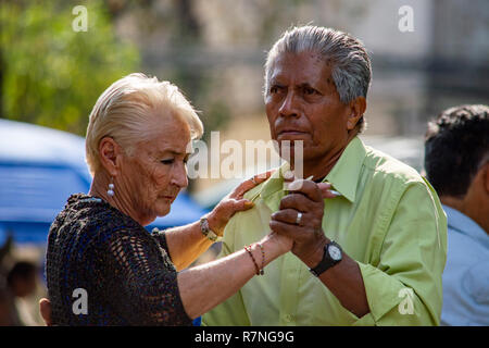 Ein paar Salsa tanzen in Alameda Park in Mexiko City, Mexiko Stockfoto