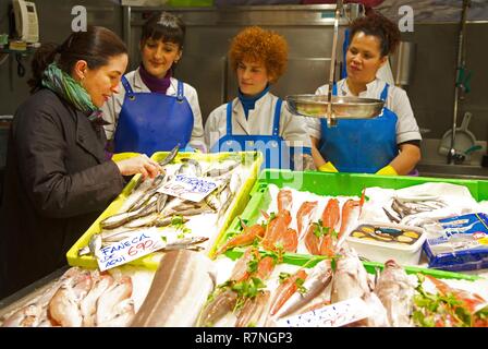 Spanien, Baskenland, San Sebastian, der Chief Elena Arzak auf einem Fisch stehen im bretxa Markt Stockfoto