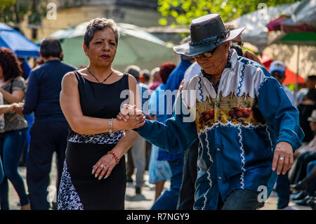 Ein paar Salsa tanzen in Alameda Park in Mexiko City, Mexiko Stockfoto