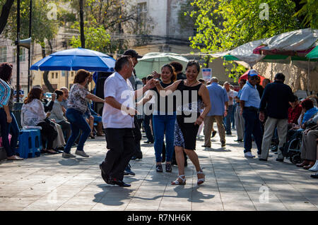 Paare Salsa tanzen in Alameda Park in Mexiko City, Mexiko Stockfoto