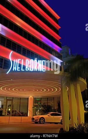 Vereinigte Staaten, Florida, Miami, Hotel shelborne, Fassade Art Deco erleuchtete in Neon, an der Collins Avenue, im Viertel von South Beach in Miami Beach Stockfoto