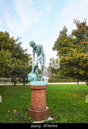 Kopenhagen, Dänemark - 25 September, 2018: Die kupferne Statue von Efter Badet (nach dem Bad) von Carl Arsleff in Churchill Park. Stockfoto