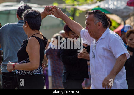 Ein paar Salsa tanzen in Alameda Park in Mexiko City, Mexiko Stockfoto