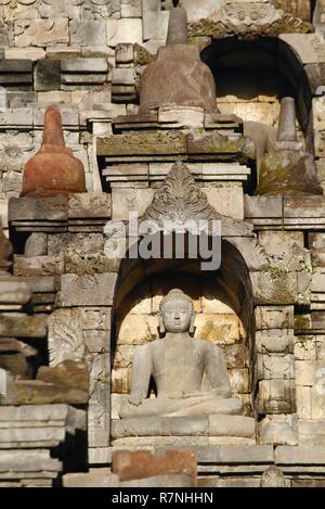 Indonesien, Java, Borobudur, Stein Buddha Statue auf der größten buddhistischen Tempel der Welt Stockfoto