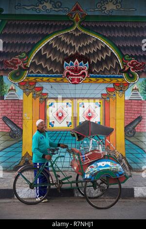 Indonesien, Java, Yogyakarta, Fahrrad rikscha vor einer bemalten Wand Stockfoto