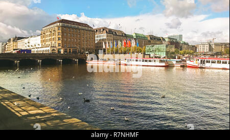 Blick auf den Bahndamm mit stehenden Schiffe auf der gegenüberliegenden Seite des Flusses, ein Fragment der Brücke und ein Teil der Stadt Hamburg, Deutschland. Stockfoto