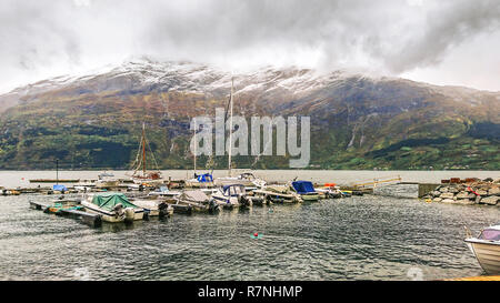 Fragment der Pier in der Nähe der Stadt Surfjorden Odda, Norwegen. Angesichts der großen Hochebene mit seinen massiven Gletschern. Stockfoto