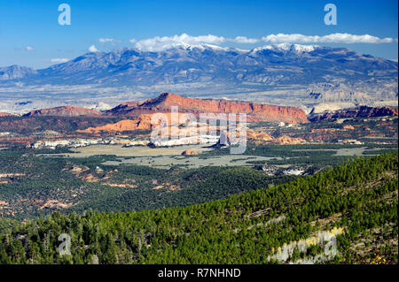 Henry Mountains und Waterpocket Fold, von larb Hohlen gesehen blicken auf den Utah Scenic Byway 12. Stockfoto