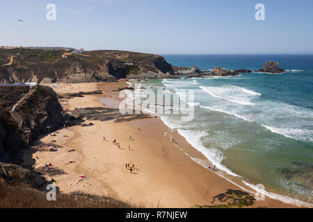 Wellen des Atlantiks am Sandstrand in der Morgensonne brechen, Zambujeira do Mar, Alentejo, Portugal, Europa Stockfoto