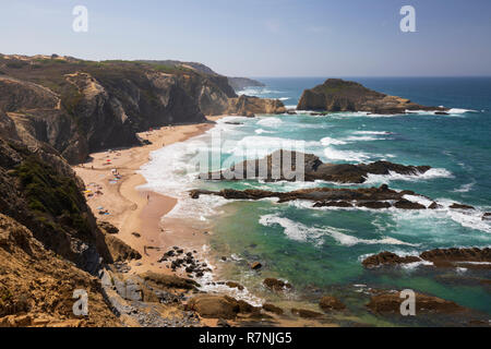 Praia dos Alteirinhos und Blick entlang der zerklüfteten Atlantikküste, Zambujeira do Mar, Alentejo, Portugal, Europa Stockfoto