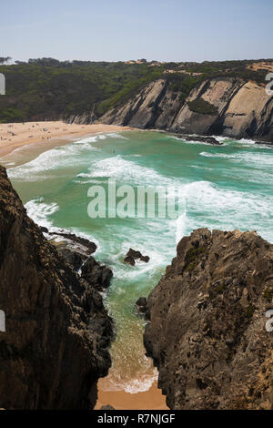 Praia Do Carvalhal mit dem Brechen der Wellen des Atlantiks in der Nachmittagssonne, Zambujeira Mar, Alentejo, Portugal, Europa Stockfoto