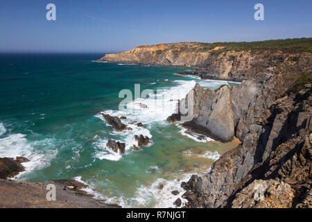 Praia do Alvoriao und schroffen Atlantikküste Nord am Nachmittag suchen, Zambujeira Mar, Alentejo, Portugal, Europa Stockfoto