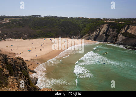 Praia Do Carvalhal mit dem Brechen der Wellen des Atlantiks in der Nachmittagssonne, Zambujeira Mar, Alentejo, Portugal, Europa Stockfoto