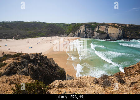 Praia Do Carvalhal mit dem Brechen der Wellen des Atlantiks in der Nachmittagssonne, Zambujeira Mar, Alentejo, Portugal, Europa Stockfoto