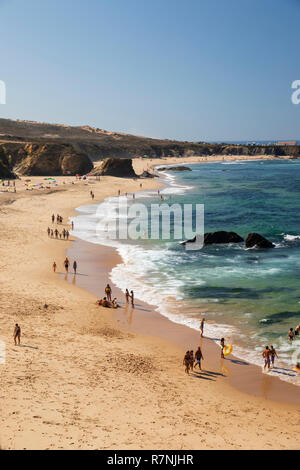 Blick auf Praia de Almograve Strand mit dem Brechen der Atlantischen Meer Wellen, Almograve, in der Nähe von Vila Nova de Milfontes, Alentejo, Portugal, Europa Stockfoto