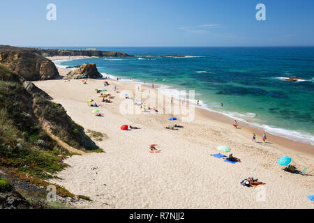 Blick auf Praia de Almograve Strand mit dem Brechen der Atlantischen Meer Wellen, Almograve, in der Nähe von Vila Nova de Milfontes, Alentejo, Portugal, Europa Stockfoto