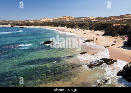 Blick auf Praia de Almograve Strand mit dem Brechen der Atlantischen Meer Wellen, Almograve, in der Nähe von Vila Nova de Milfontes, Alentejo, Portugal, Europa Stockfoto