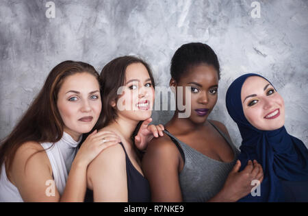 Portrait von vier Mädchen mit unterschiedlicher Hautfarbe und Nationalität im Studio. Stockfoto