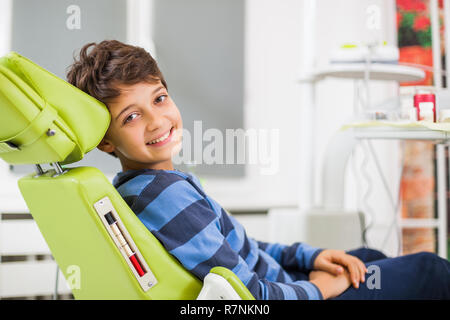 Little Boy ist bereit für den Zahnarzt. Stockfoto