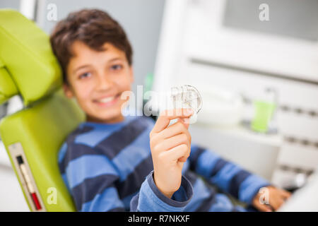 Junge ist bereit, eine Zahnspange zu tragen. Stockfoto