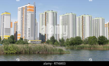 St. Petersburg, Russland, 29. Mai 2016 Moderne Hochhäuser stehen unter blauen Himmel Stockfoto