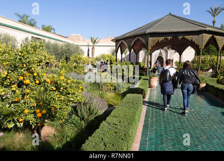 Touristen im Secret Garden Marrakesch, aka Le Jardin Secret, Garten Museum, Marrakesch Medina, Marrakesch, Marokko Nordafrika Stockfoto